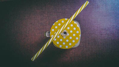 Transparent glass at the top of the straw with white and yellow stripes
